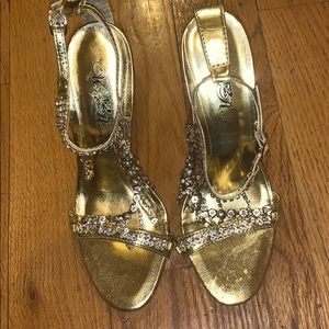 Women’s shoe with diamond details